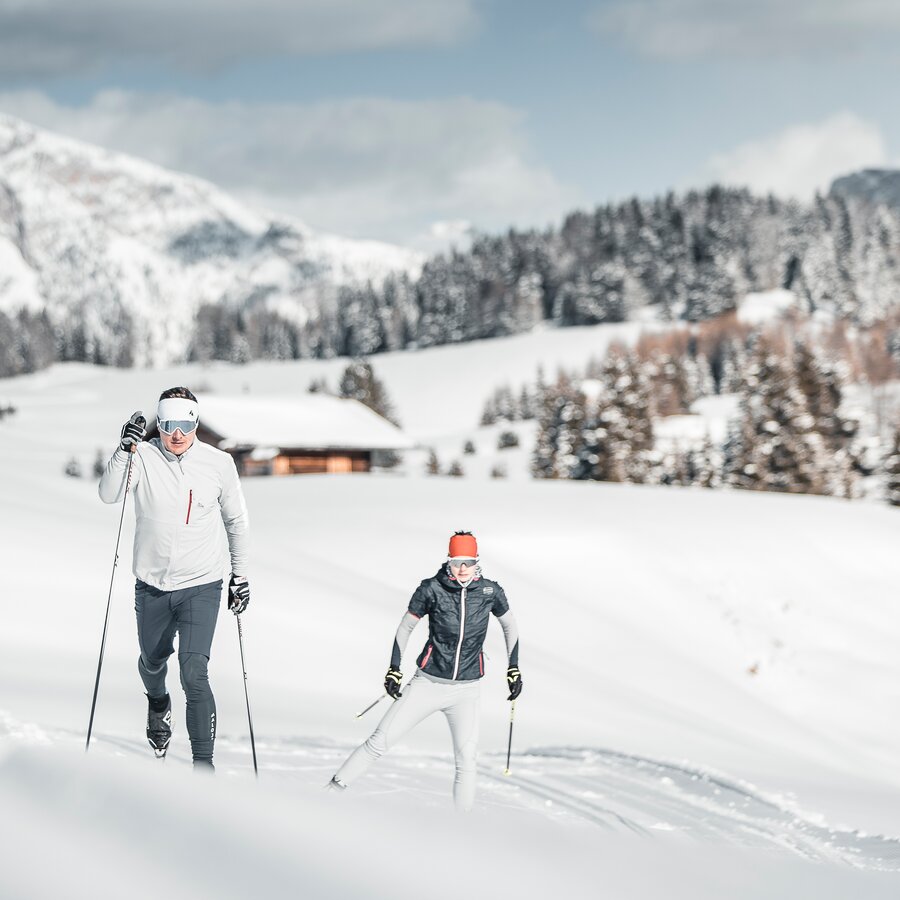 Zwei Langläufer mit Hütte im Hintergrund | © IDM Südtirol-Alto Adige/Manuel Kottersteger