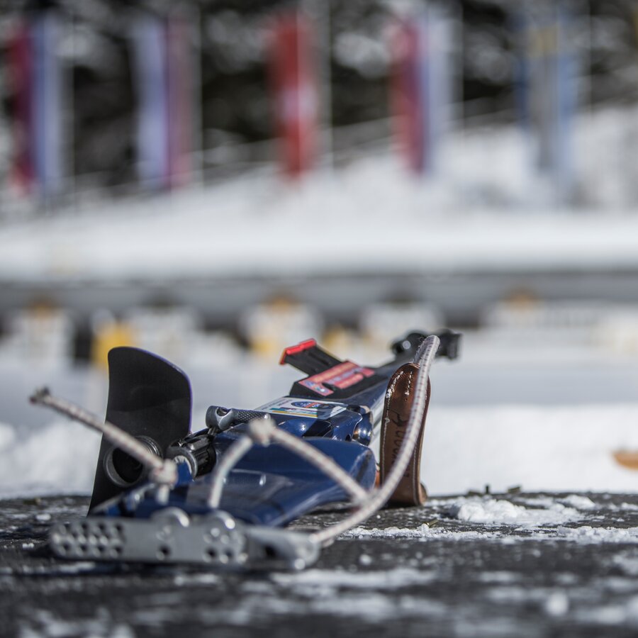Biathlon rifle in the stadium | © Manuel Kottersteger