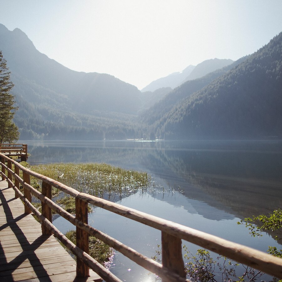 Lake, mountain background, hiking trail | © Kottersteger Manuel - TV Antholzertal