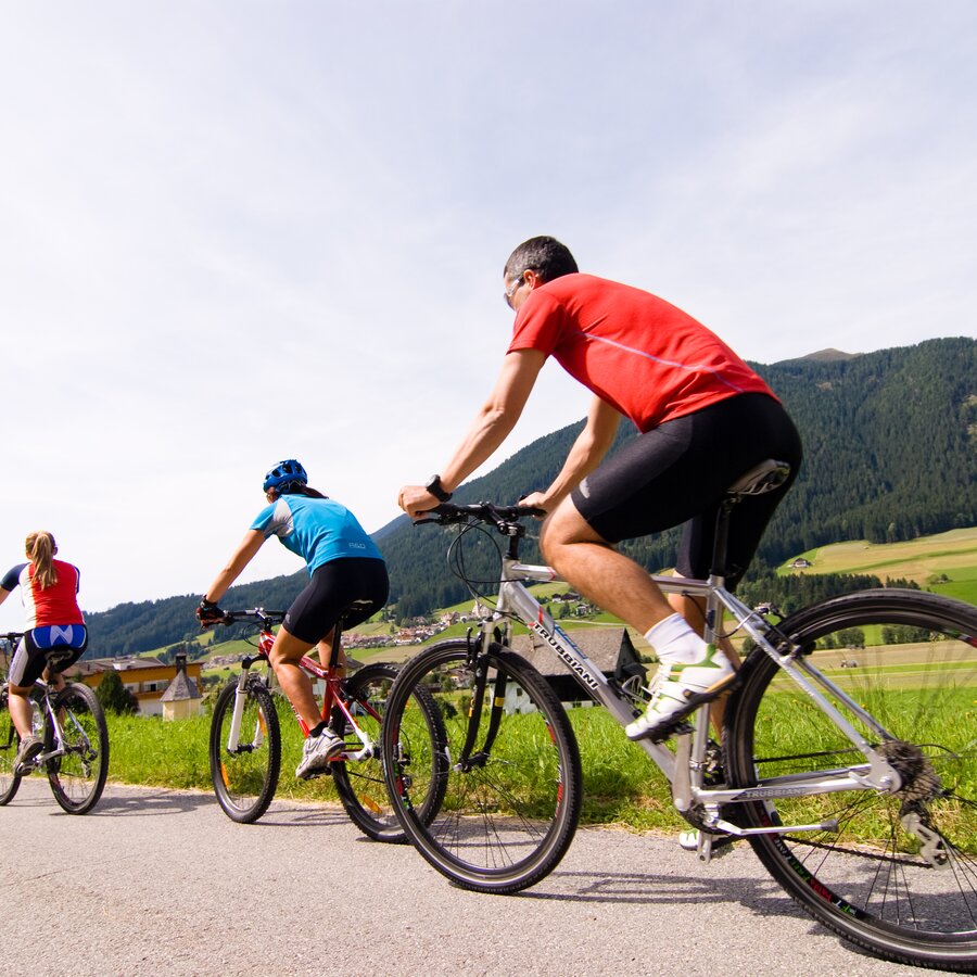 4 Cyclists on the Pustertal cycle route | © Robert Gruber