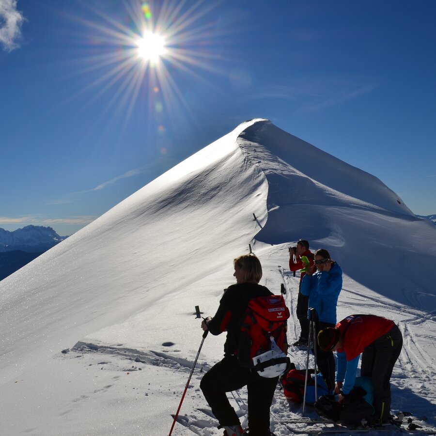 Skitourengänger auf Schneehügel | © TV Kiens