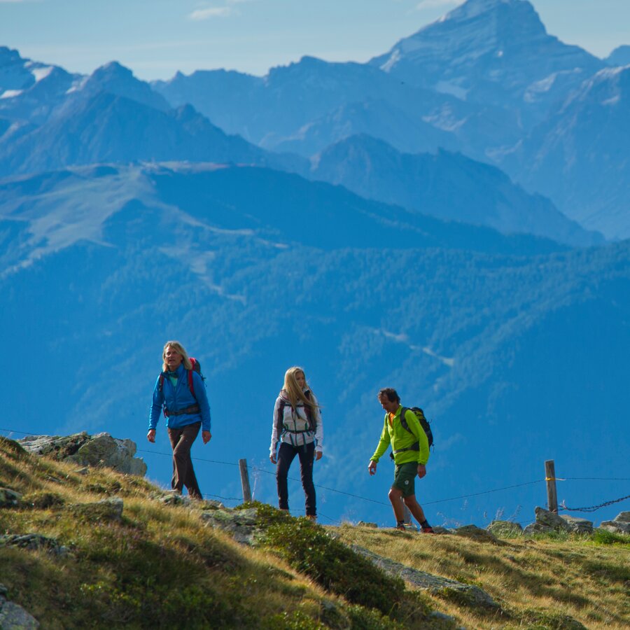 3 Escursionisti lungo il sentiero per la cima di pozzo in estate | © Franz Gerdl