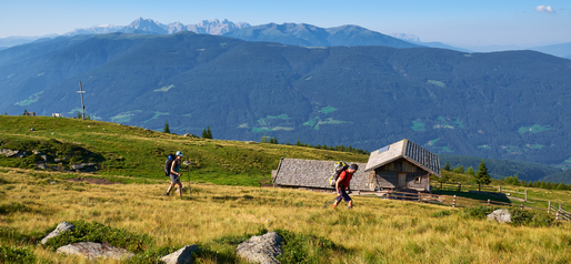 Hikers above an old wooden hut | © Andreas Gruber