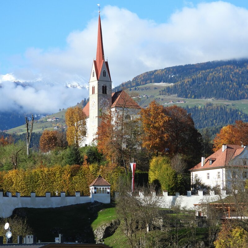 Pfarrkirche von Ehrenburg im Herbst | © Michael Hinteregger
