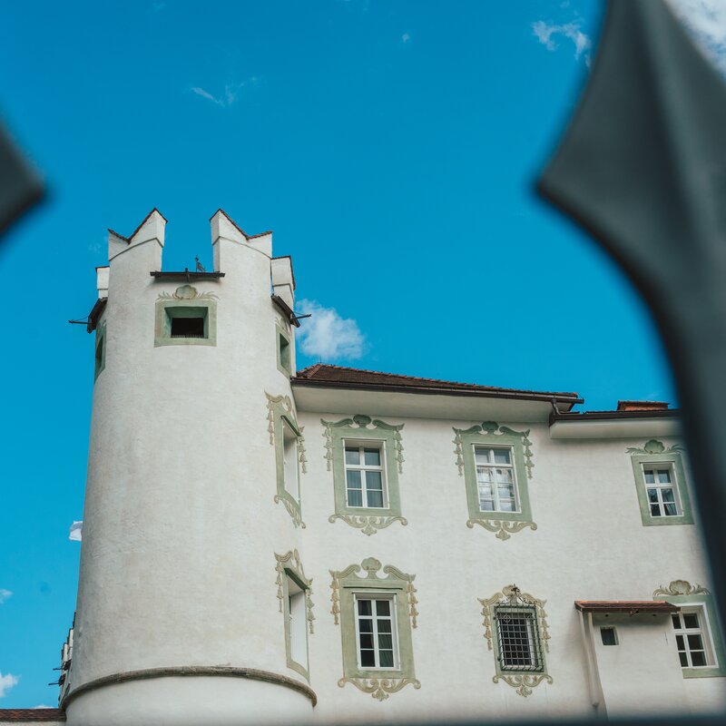 Schloss Ehrenburg, Ansicht durch Gitterstäbe | © Herb media vGmbh