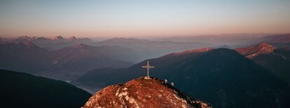 Gipfelkreuz, Bergsteigen, Dolomiten, Sonnenaufgang | © Kottersteger Manuel - TV Antholzertal
