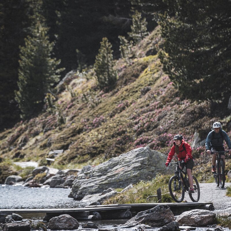 Mountainbiking near the lake | © Manuel Kottersteger