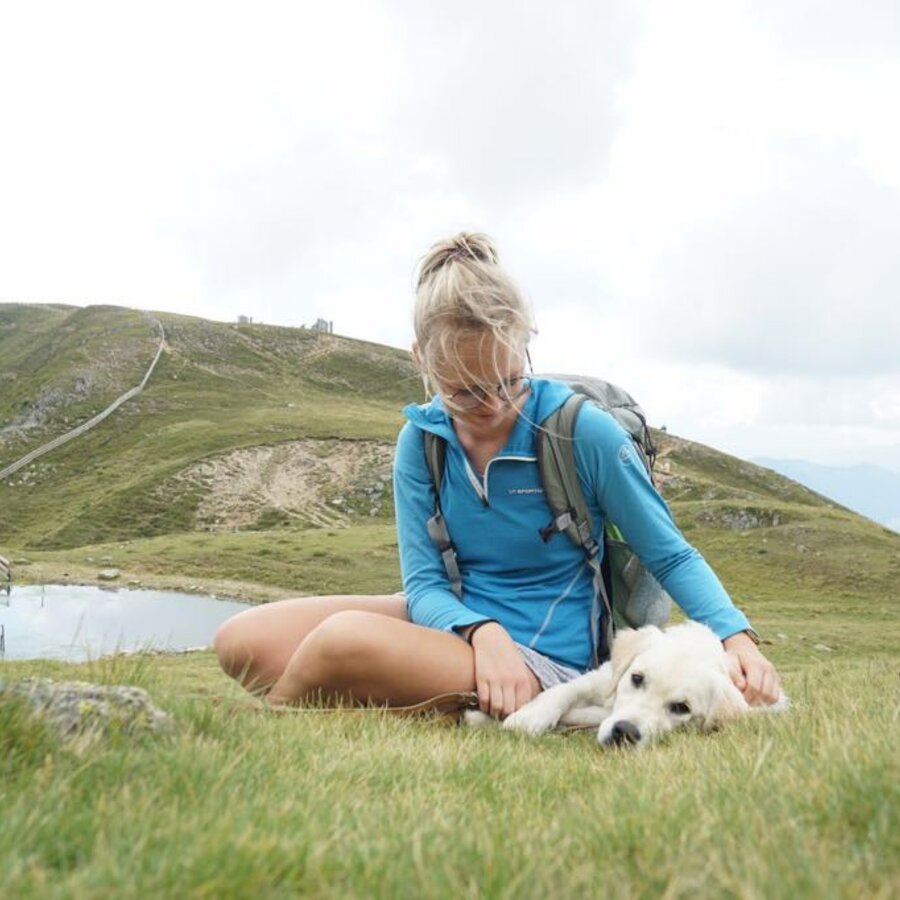 Hiking with dog | © Anna Notdurfter