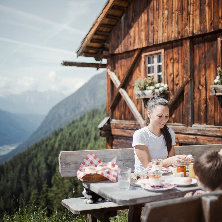 Hut breakfast | © Manuel Kottersteger