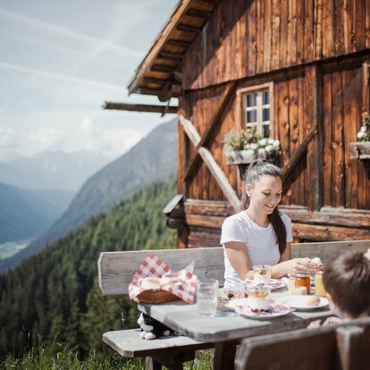 Familie beim Almfrühstück | © Manuel Kottersteger