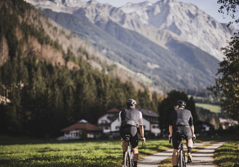 Zwei Gravelbiker fahren auf einem Schotterweg in Richtung Antholz Niedertal | © Kottersteger Manuel
