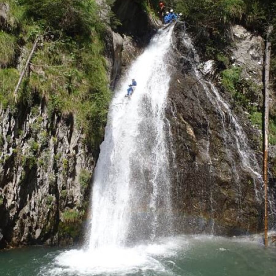 Mann springt von Wasserfall | © KreativRaft