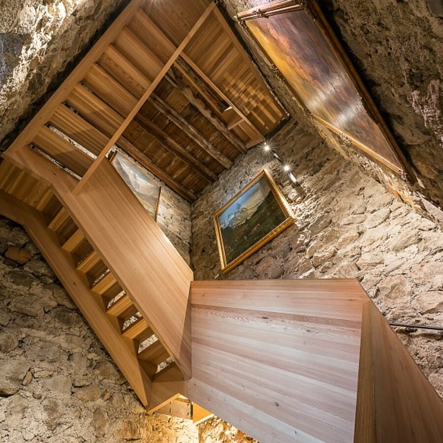Scale moderne di legno nella torre del castello | © Giuseppe Ghedina