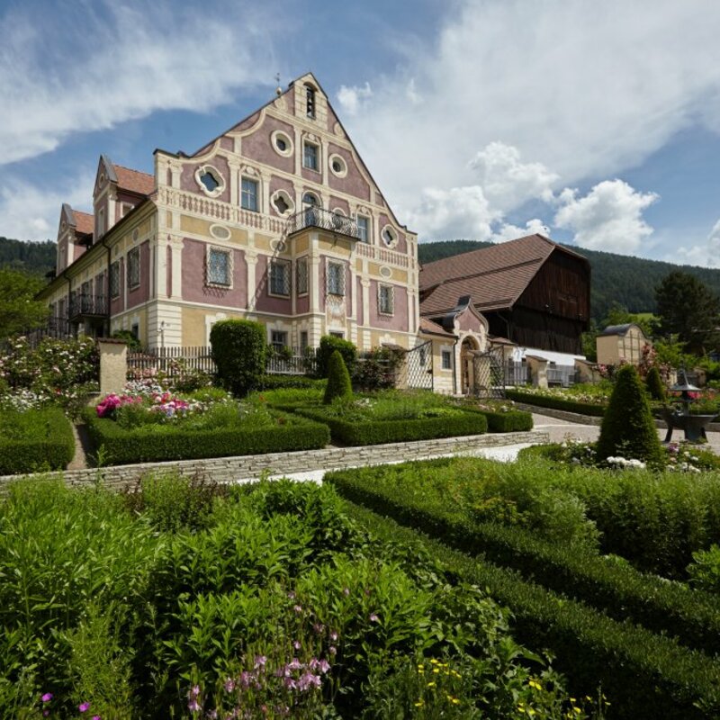 Historical building with garden | © Hermann Maria Gasser