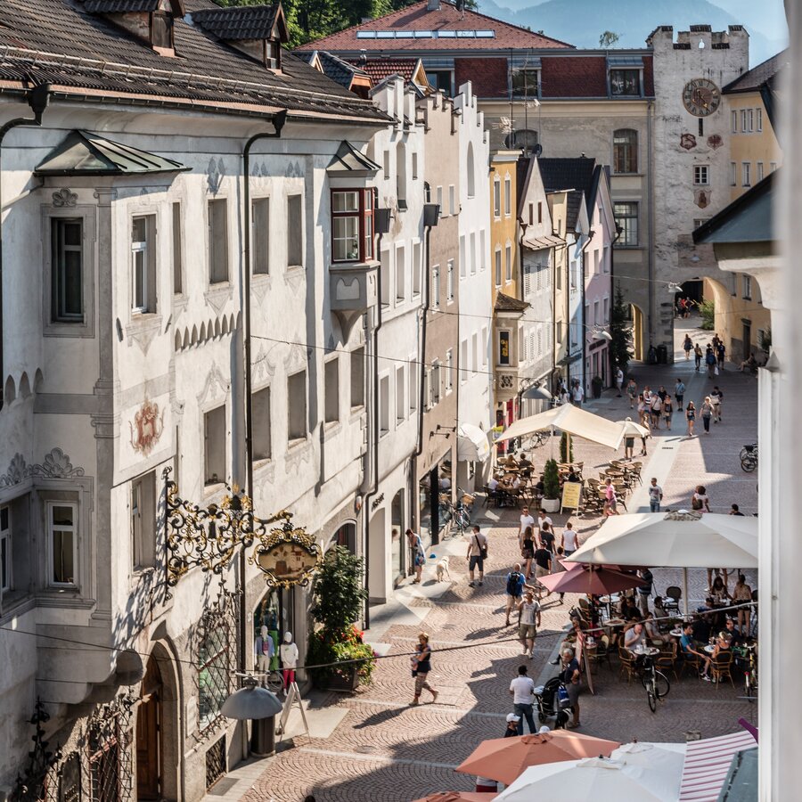 Blick von der Stadtgasse auf das Ursulinentor | © Hannes Niederkofler