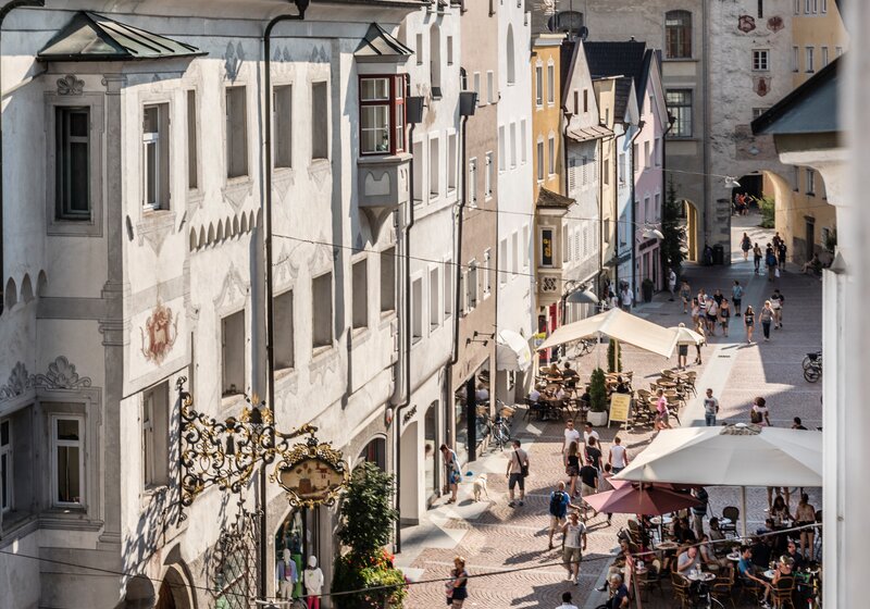 Blick von der Stadtgasse auf das Ursulinentor | © IDM Südtirol-Alto Adige/Hannes Niederkofler