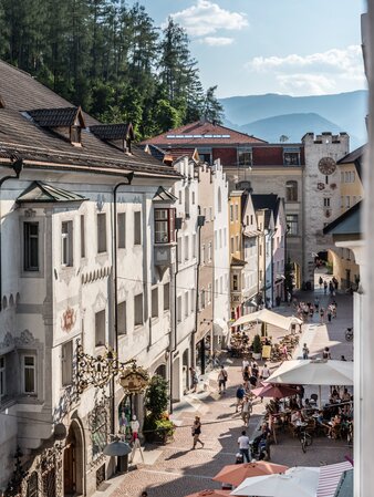 Vista dalla via Centrale verso la porta delle Orsoline | © Hannes Niederkofler