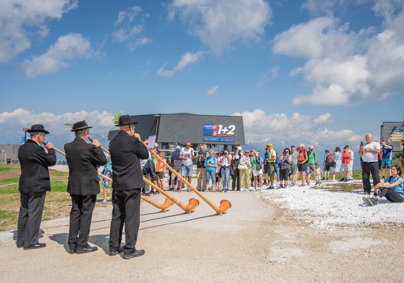 Die Alphornbläser vor der Bergstation Kronplatz 1+2. | © Gianvito Coco