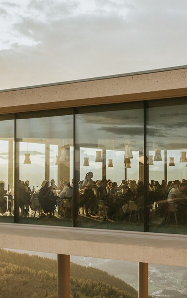 Das AlpiNN Restaurant bei Sonnenuntergang. | © Skirama Kronplatz