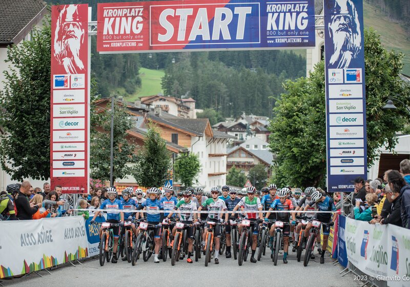 Die Teilnehmer des Kronplatz King Marathons beim Start in einem Dorf. | © Gianvito Coco