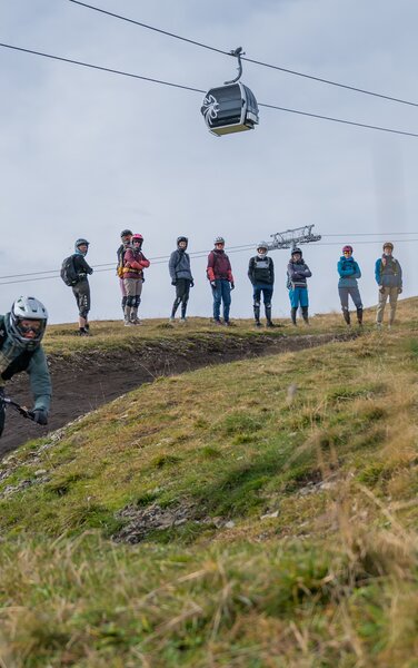 Eine Gruppe Zuschauer schaut den Bikern auf den Trails zu. | © Gianvito Coco