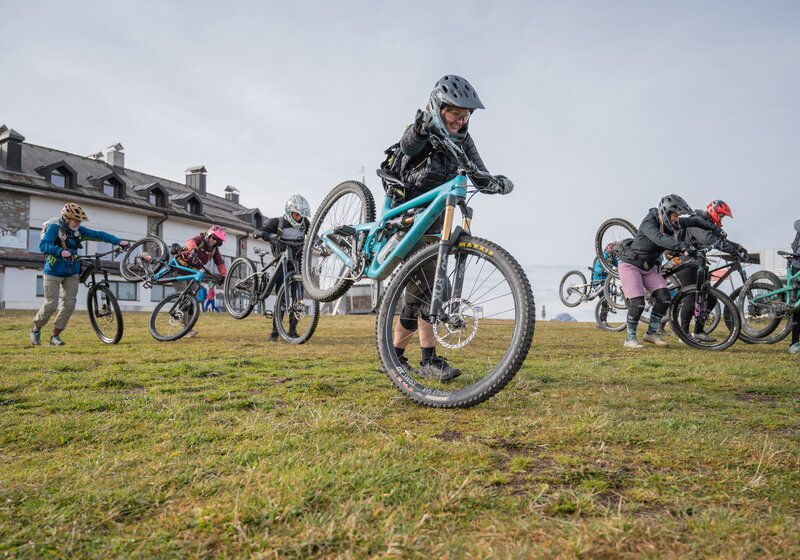 Eine Gruppe Bikefahrer testen die Bremsen am Gipfel. | © Gianvito Coco