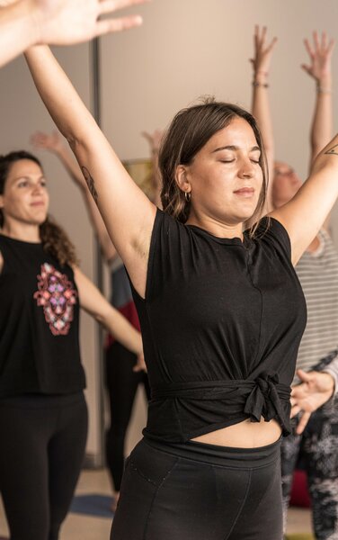 Teilnehmer der Yogadays Südtirol beim Praktizieren von Yoga. | © Skirama Kronplatz