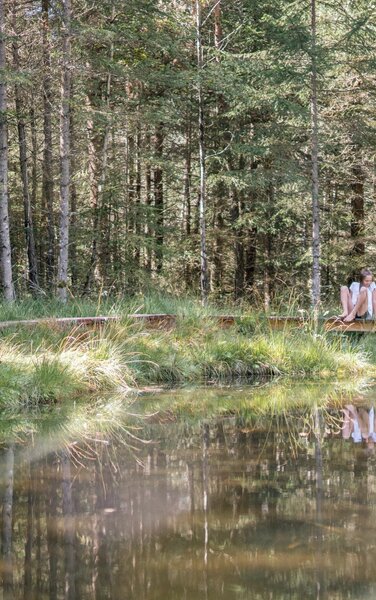 Ene Frau und zwei Kinder bei einem Biotop im Sommer. | © TV Antholzertal