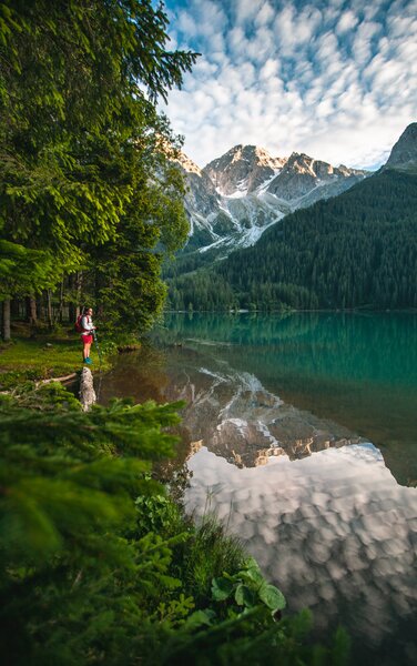 Eine Frau schaut auf den Antholzer See im Sommer. | © Roter Rucksack