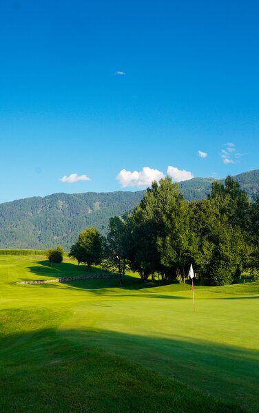 Der grüne gepflegte Golfplatz in Reischach. | © TV Bruneck