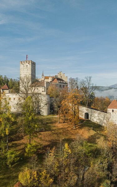Schloss Bruneck im Herbst bei blauem Himmel. | © Harald Wisthaler