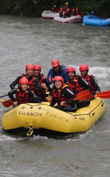 Eine Gruppe von Menschen auf einem Raftingboot auf dem Fluss. | © TV Kiens