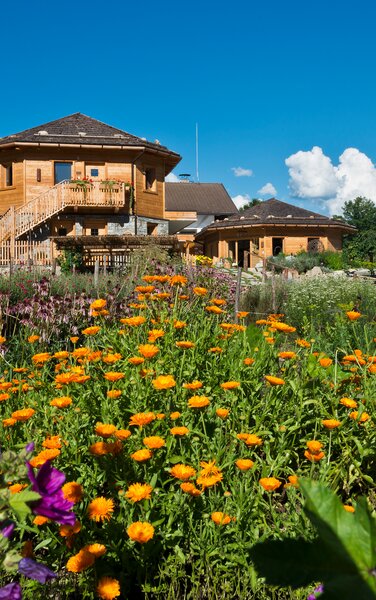 Das Gebäude des Kräuterladens Bergila mit seinem Blumenbeet davor. | © Bergila