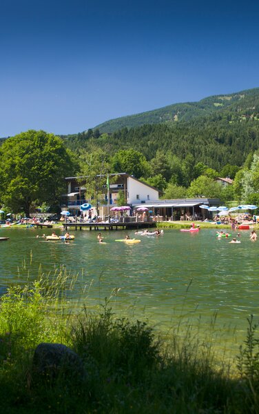 Der Issinger Weiher im Sommer bei blauem Himmel. | © Karl Portner