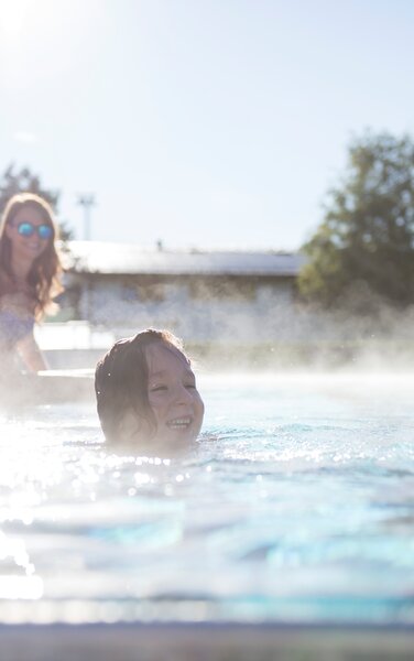 Eine Familie im Freischwimmbad. | © Alex Filz