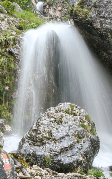 Ein Wasserfall im Sommer. | © TV St. Vigil
