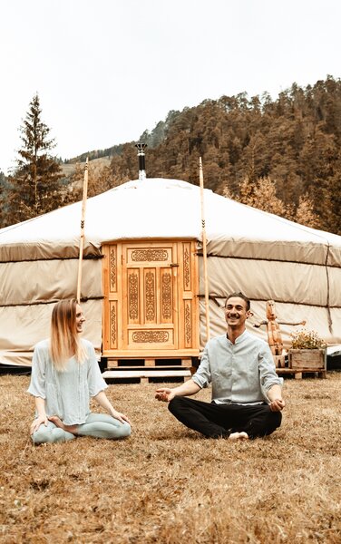 Zwei Yogalehrer vor ihrer Yoga-Jurte. | © Yogamiga