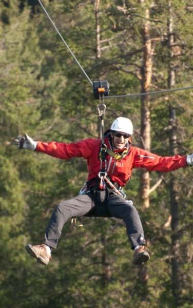 Ein Mann auf der Zip Line in St. Vigil. | © Adrenaline X-Treme Adventures