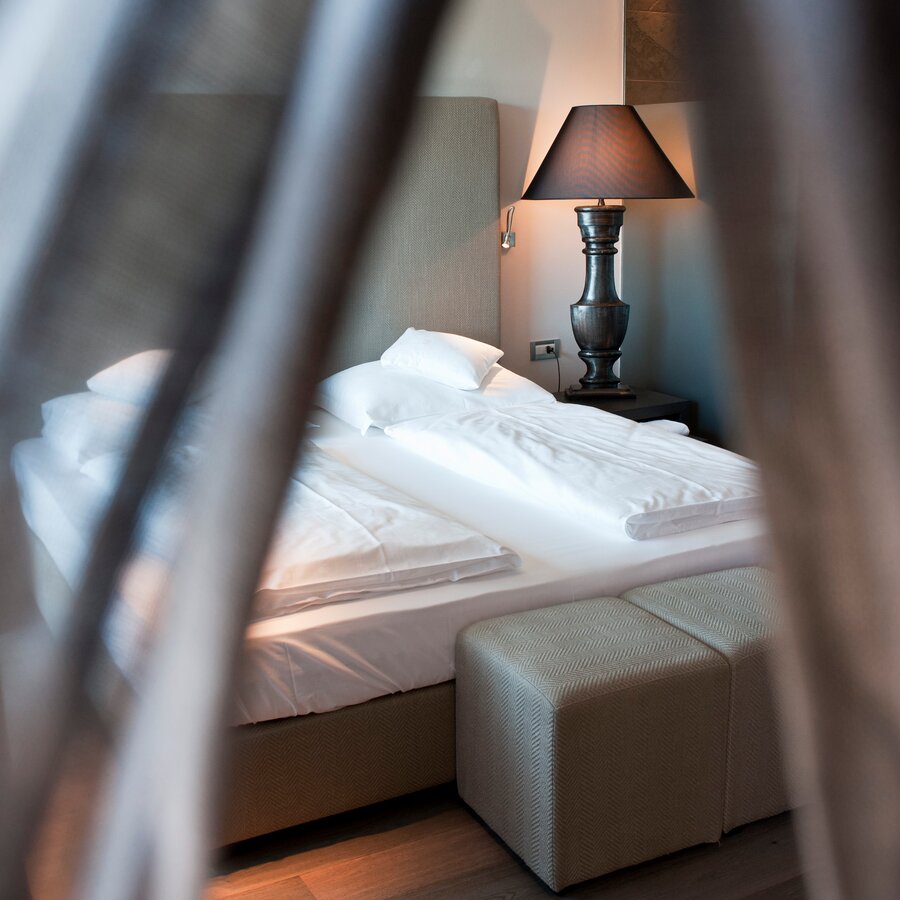 Ein Bett in einer Unterkunft.  | © Alex Filz