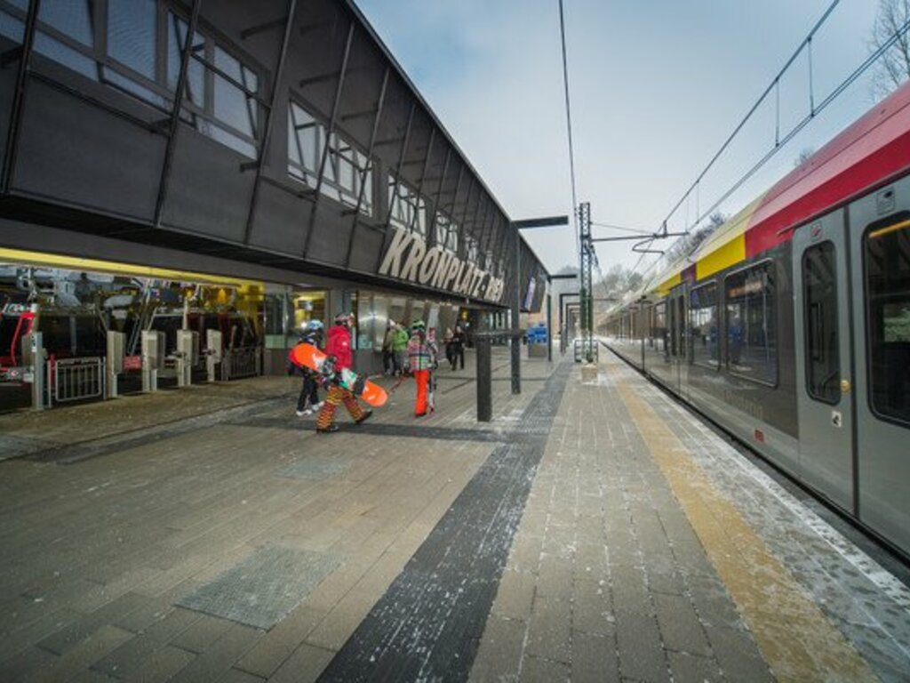 Die Pusterer Bahn bei der Haltestelle in Percha. | © IDM Südtirol