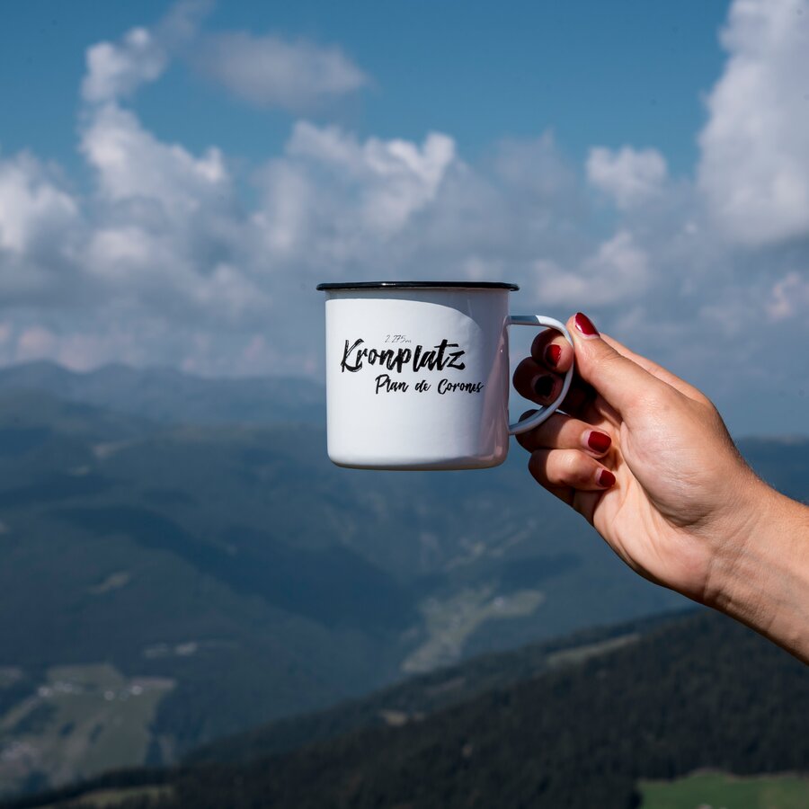 Die Teetasse vom Kronplatz Shop. | © Skirama Kronplatz