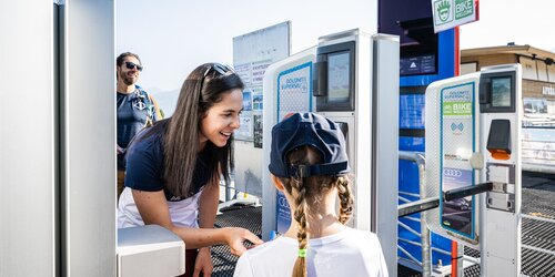 Eine Frau und ihre Tochter beim Drehkreuz der Aufstiegsanlage Kronplatz 2000. | © Harald Wisthaler
