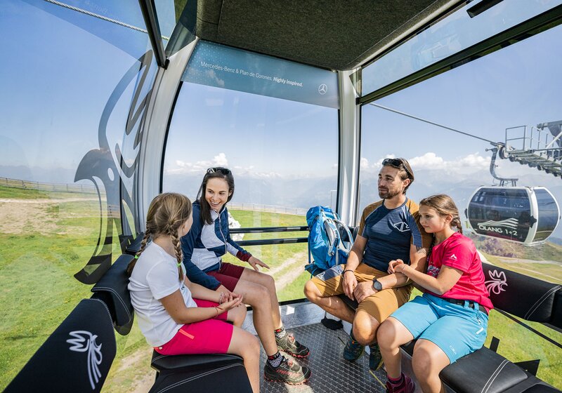 Eine Familie in der Gondel im Sommer. | © Harald Wisthaler