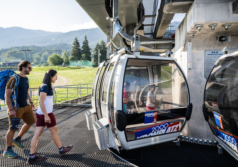 Eine Familie beim Einstieg in die Gondel des Kronplatz 2000 Lifts | © Harald Wisthaler