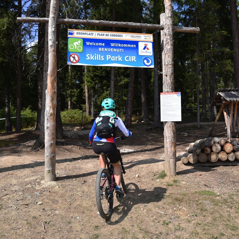 Eine Mountainbikerin im Skills Park Piz de Plaies im Sommer. | © Skirama Kronplatz
