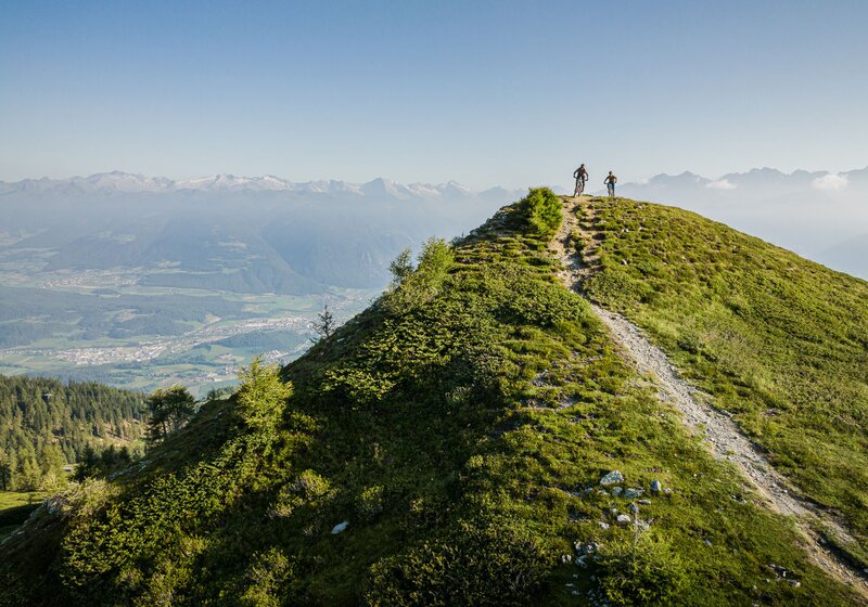Eine Mountainbikerin und ein Mountainbiker unterwegs auf den Trails im Kronplatz Bike Park. | © Harald Wisthaler