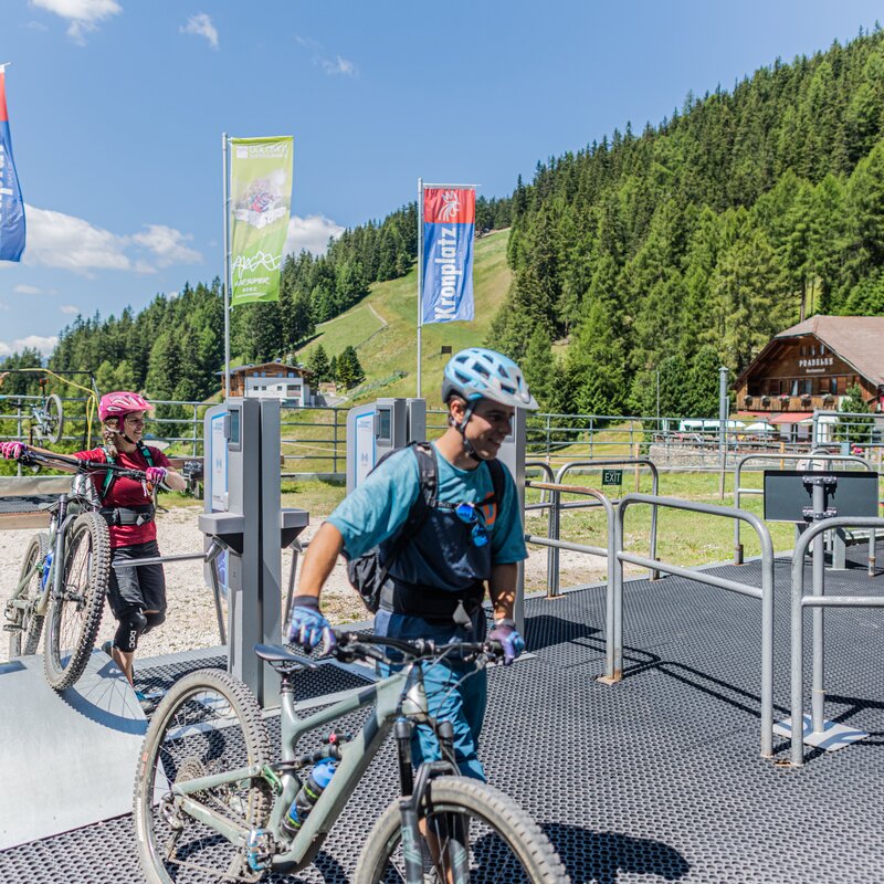 Zwei Mountainbiker beim Einstieg in die Ruis Bahn mit ihren Rädern. | © Harald Wisthaler