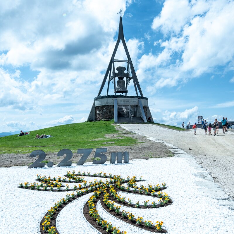 Die Concordia Glocke am Kronplatz-Gipfel im Sommer. | © Skirama Kronplatz