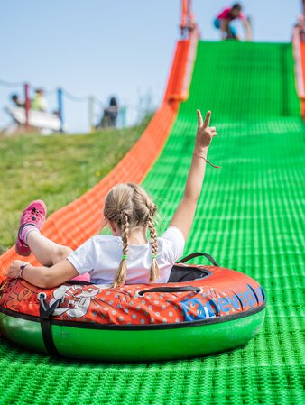 Ein Mädchen auf dem Tubing-Reifen auf der Tubing-Bahn. | © Harald Wisthaler
