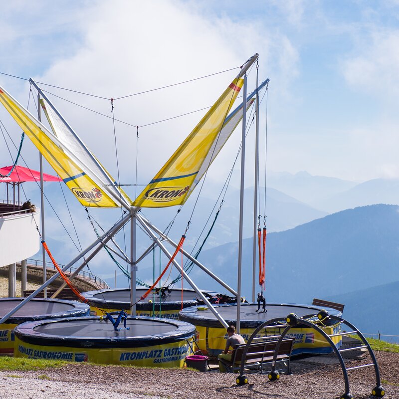 Das Kron Trampolin neben dem Kron Restaurant im Sommer. | © Skirama Kronplatz